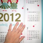 山本由美子さんの作品展のカレンダー２です、大きさを見るために手も一緒に撮影