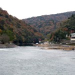 IMG_7812 宇治川の流れと山々の紅葉
