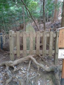 義経の背比べ石